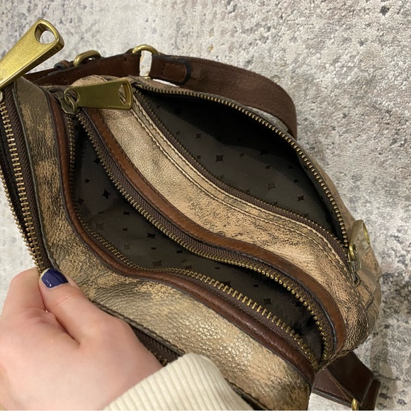 Fossil | "Explorer" Metallic Cross-Body Bag 🤩 - Picture 10 of 11